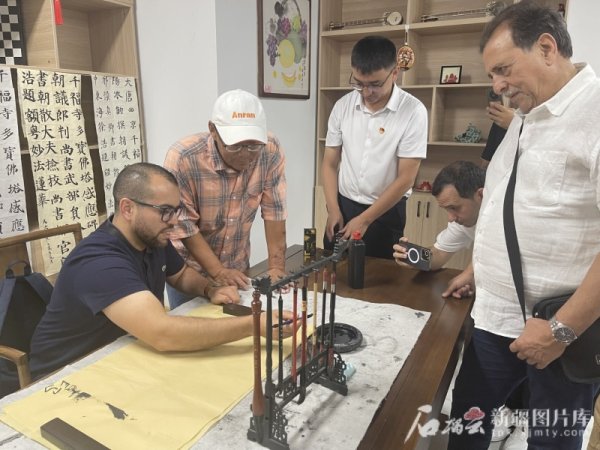 沈阳配资开户 “我要把这份美好的记忆带回阿尔及利亚”——阿尔及利亚媒体学者代表团参访新疆