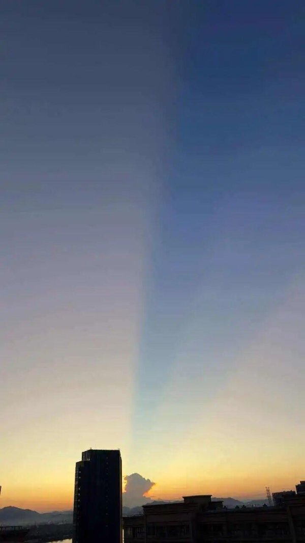 沈阳配资开户 杭州上空这一幕，看呆很多人，网友：这就是传说中的鹊桥吗？