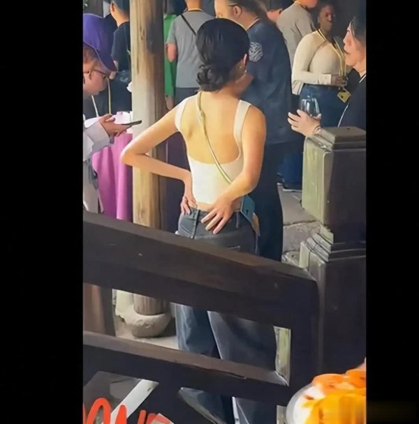 最好股票配资 乌镇街头的黄多多：当年那个系鞋带的小女孩，如今成了父亲的底气
